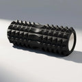 Schwarze Faszienrolle mit Noppen für Selbstmassage und Regeneration von Pirale-Fitness