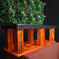 Hantelbank aus Holz in Orange gebeizt mit schwarzem Kunstlederüberzug und Messing Elementen.