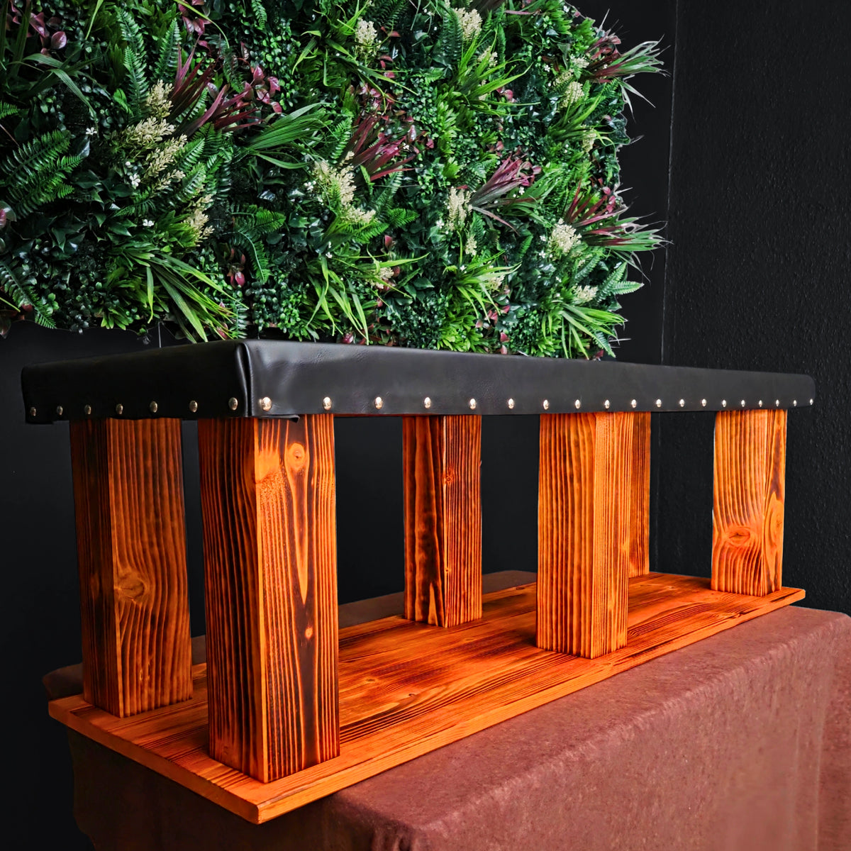 Hantelbank aus Holz in Orange gebeizt mit schwarzem Kunstlederüberzug und Messing Elementen.